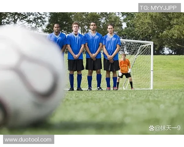 模仿足球明星外貌的年轻人如何在社交媒体上获得关注与认可